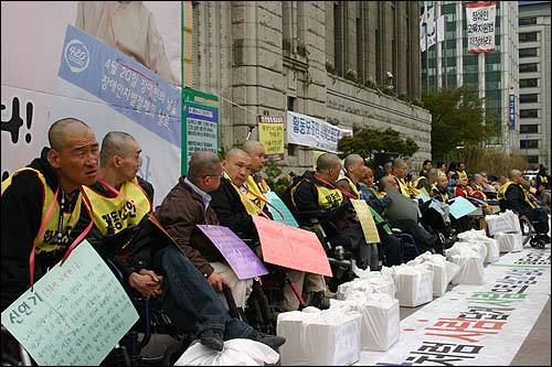 전국장애인차별철폐연대 소속 중증장애인 39명은 17일 오후 2시 서울시청 앞에서 활동보조인 서비스 제도 도입을 요구하며 삭발식을 진행했다. 